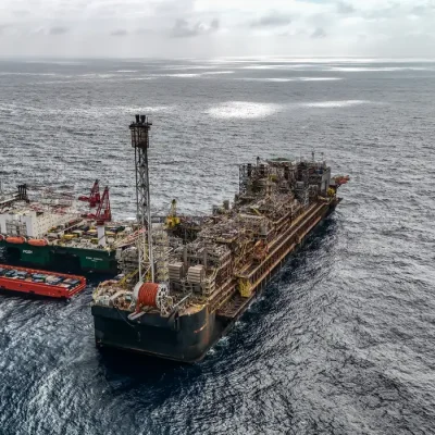 28/05/2026 - Pré-sal da Bacia de Santos -Esta é a P-67, uma unidade gigante do tipo FPSO (sistema flutuante de produção, armazenamento e transferência) que opera no pré-sal da Bacia de Santos. Com impressionantes 353 mil toneladas, 288 metros de comprimento, 54 metros de largura e 31 metros de altura, essa estrutura colossal tem capacidade para processar diariamente até 150 mil barris de petróleo e comprimir até 6 milhões de m³ de gás natural. Mostrar o cotidiano, a segurança e a dedicação dos profissionais que trabalham embarcados nessa superestrutura é uma forma de valorizar quem constrói a nossa história todos os dias.Como parte ativa do Programa Pró-Equidade de Gênero e Raça, a Petrobras reafirma o compromisso de construir um ambiente de trabalho mais inclusivo e representativo, quebrando barreiras históricas no setor offshore e impulsionando a equidade tanto em terra quanto mar afora. Foto: Rafa Neddermeyer/Agência Brasil