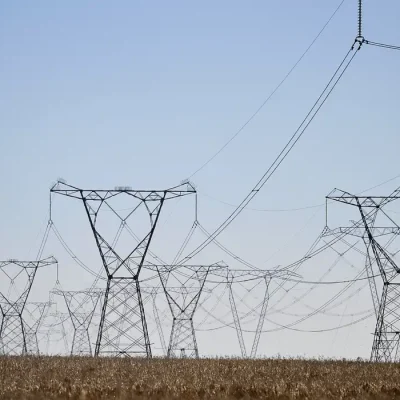 Linhas de transmissão de energia, energia elétrica.