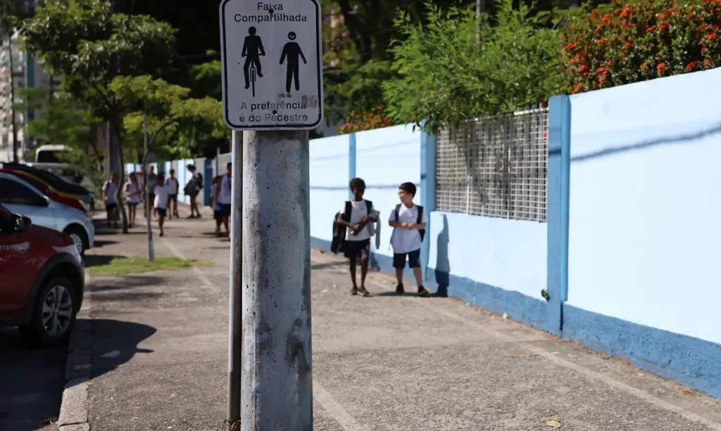 Rio de Janeiro (RJ), 07/04/2026 - Crianças na faixa da calçada compartilhada entre pedestre e ciclista em frente a Escola Municipal Pedro Ernesto, na Fonte da Saudade, Lagoa. Foto: Rovena Rosa/Agência Brasil