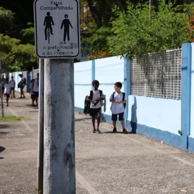 Rio de Janeiro (RJ), 07/04/2026 - Crianças na faixa da calçada compartilhada entre pedestre e ciclista em frente a Escola Municipal Pedro Ernesto, na Fonte da Saudade, Lagoa. Foto: Rovena Rosa/Agência Brasil