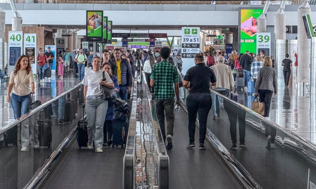 Brasília (DF), 17/03/2026 – Movimentação de passageiros no Aeroporto de Brasília durante operações de embarque e desembarque. Pessoas circulam pelos terminais com bagagens enquanto aviões realizam pousos e decolagens, refletindo o fluxo intenso de viagens na capital federal.
Foto: Rafa Neddermeyer/Agência Brasil