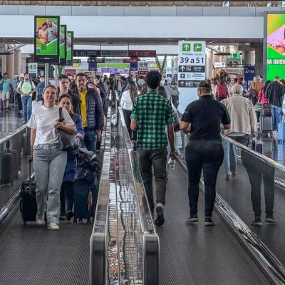Brasília (DF), 17/03/2026 – Movimentação de passageiros no Aeroporto de Brasília durante operações de embarque e desembarque. Pessoas circulam pelos terminais com bagagens enquanto aviões realizam pousos e decolagens, refletindo o fluxo intenso de viagens na capital federal.
Foto: Rafa Neddermeyer/Agência Brasil