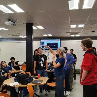 Rio de Janeiro (RJ), 26/11/2024 - Faculdade inovadora de Ciência e Tecnologia seleciona novos alunos. Professora e alunos em sala de aula. Foto: Ilum/Divulgação