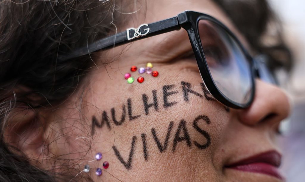 Brasília (DF), 07/12/2025 - O Levante Mulheres Vivas realiza ato na área central de Brasília para denunciar o feminicídio e todas as formas de violência contra mulheres. Foto: Marcelo Camargo/Agência Brasil