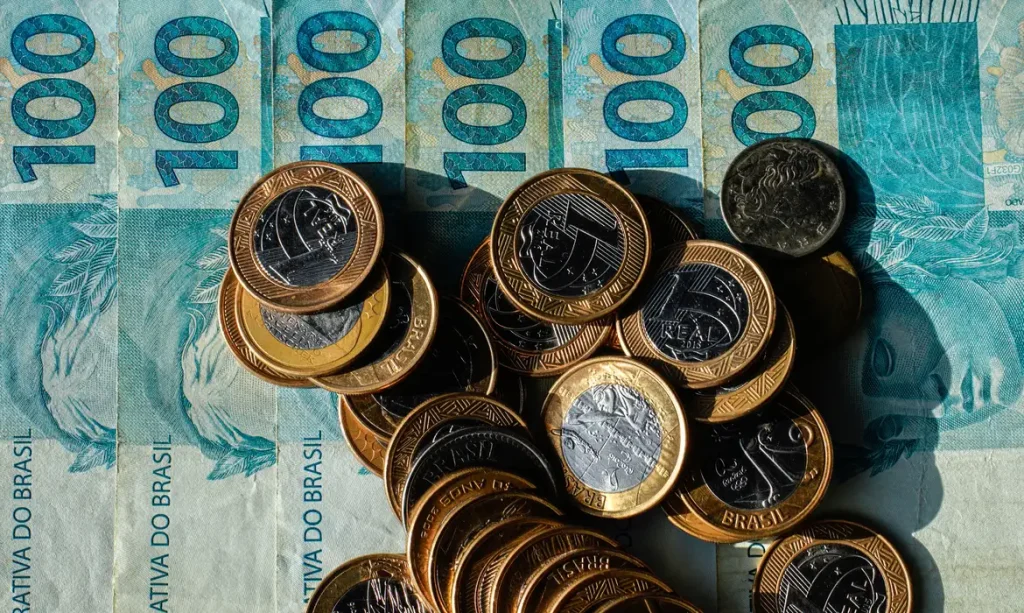 10/07/2026 - Brasília - dinheiro, moeda, real, reais, cédula, cédulas, nota, notas, moeda brasileira, dinheiro brasileiro, inflação, inflação alta, deflação, economia, economia brasileira, mercado, mercado financeiro, finanças, finanças pessoais, orçamento, orçamento doméstico, renda, renda familiar, salário, salário mínimo, remuneração, vencimento, pagamento, poder de compra, custo de vida, custo dos alimentos, aumento de preços, alta dos preços, carestia, desvalorização, valorização, perda do poder de compra, crise econômica, recessão, crescimento econômico, consumo, consumidor, compras, supermercado, cesta básica, despesas, gastos, contas, contas a pagar, boletos, dívida, dívidas, endividamento, inadimplência, poupança, economia doméstica, investimento, investimentos, aplicações financeiras, juros, taxa de juros, taxa Selic, Banco Central, crédito, empréstimo, financiamento, cartão de crédito, débito, PIX, transferência bancária, banco, instituição financeira, orçamento familiar, planejamento financeiro, reserva de emergência, patrimônio, riqueza, patrimônio líquido, capital, capital financeiro, lucro, prejuízo, receita, despesa, balanço financeiro, impostos, tributos, tributação, imposto de renda, arrecadação, arrecadação fiscal, carga tributária, imposto, taxa, tarifas, câmbio, dólar, euro, cotação, câmbio flutuante, desvalorização cambial, valorização cambial, moeda estrangeira, inflação acumulada, índice de preços, IPCA, INPC, IGP-M, poder aquisitivo, renda per capita, desenvolvimento econômico, estabilidade econômica, política monetária, política fiscal, oferta, demanda, produtividade, consumo consciente, educação financeira, planejamento financeiro, equilíbrio financeiro, independência financeira, riqueza, prosperidade, orçamento público, gastos públicos, contas públicas, déficit, superávit, tesouro nacional, moeda forte, moeda fraca, liquidez, circulação de dinheiro, s