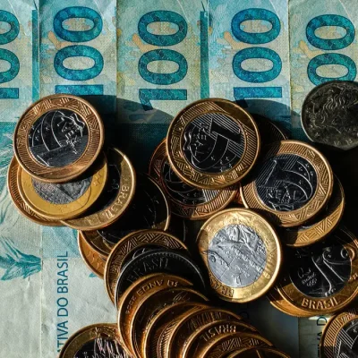 10/07/2026 - Brasília - dinheiro, moeda, real, reais, cédula, cédulas, nota, notas, moeda brasileira, dinheiro brasileiro, inflação, inflação alta, deflação, economia, economia brasileira, mercado, mercado financeiro, finanças, finanças pessoais, orçamento, orçamento doméstico, renda, renda familiar, salário, salário mínimo, remuneração, vencimento, pagamento, poder de compra, custo de vida, custo dos alimentos, aumento de preços, alta dos preços, carestia, desvalorização, valorização, perda do poder de compra, crise econômica, recessão, crescimento econômico, consumo, consumidor, compras, supermercado, cesta básica, despesas, gastos, contas, contas a pagar, boletos, dívida, dívidas, endividamento, inadimplência, poupança, economia doméstica, investimento, investimentos, aplicações financeiras, juros, taxa de juros, taxa Selic, Banco Central, crédito, empréstimo, financiamento, cartão de crédito, débito, PIX, transferência bancária, banco, instituição financeira, orçamento familiar, planejamento financeiro, reserva de emergência, patrimônio, riqueza, patrimônio líquido, capital, capital financeiro, lucro, prejuízo, receita, despesa, balanço financeiro, impostos, tributos, tributação, imposto de renda, arrecadação, arrecadação fiscal, carga tributária, imposto, taxa, tarifas, câmbio, dólar, euro, cotação, câmbio flutuante, desvalorização cambial, valorização cambial, moeda estrangeira, inflação acumulada, índice de preços, IPCA, INPC, IGP-M, poder aquisitivo, renda per capita, desenvolvimento econômico, estabilidade econômica, política monetária, política fiscal, oferta, demanda, produtividade, consumo consciente, educação financeira, planejamento financeiro, equilíbrio financeiro, independência financeira, riqueza, prosperidade, orçamento público, gastos públicos, contas públicas, déficit, superávit, tesouro nacional, moeda forte, moeda fraca, liquidez, circulação de dinheiro, s