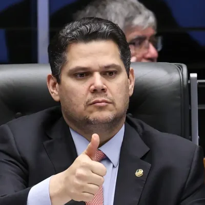 Brasília – DF- 21/05/2026 –  Senador Davi Alcolumbre durante Sessão do Congresso Nacional  para analisar vetos parciais à Lei de Diretrizes Orçamentárias (LDO) de 2026. Esses vetos impedem municípios inadimplentes com até 65 mil habitantes de firmar convênios e receber recursos federais. Foto: Lula Marques /Agência Brasil.