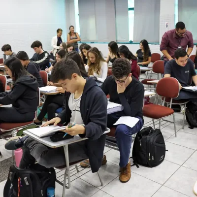 Brasília (DF), 24/10/2024 - Alunos do colégio Galois em sala de aula na preparação dos últimos dias antes da prova do Enem 2024. Foto: José Cruz/Agência Brasil