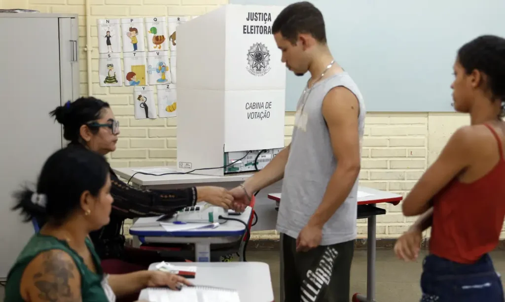 Valparaíso (GO), 06/10/2024 - Eleitores durante dia de votação nas eleições 2024. Foto: Bruno Peres/Agência Brasil