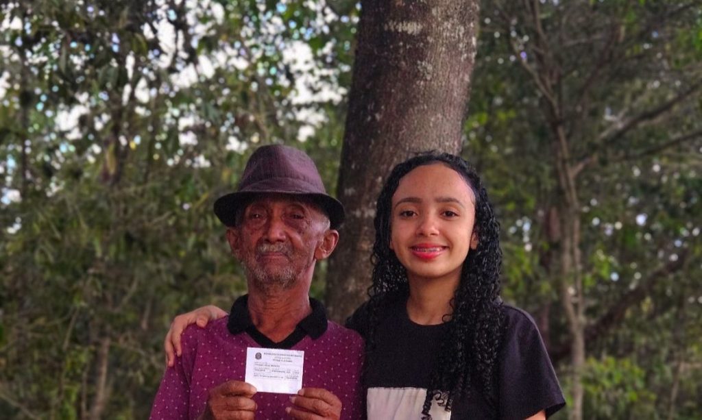 Thauany e o avô, Joaquim, votarão juntos em outubro. Foto: Acervo da família