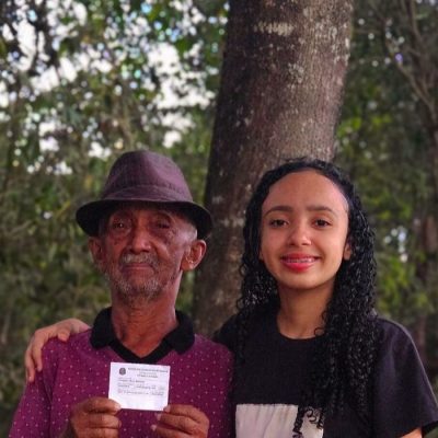 Thauany e o avô, Joaquim, votarão juntos em outubro. Foto: Acervo da família