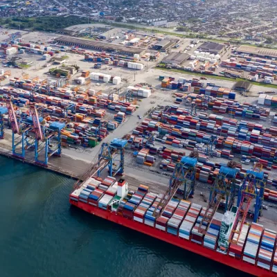 ship loading at Santos port in Sao Paulo, Brazil, seen from above. Porto de Santos. Foto: Erich Sacco/ Adobe Stock