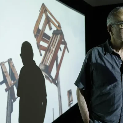 Rio de Janeiro (RJ), 04/08/2026 – Retrato do fotógrafo Rogério Reis em Não Somos Mula, projeção de fotos em exposição no Centro Municipal de Artes Hélio Oiticica. Foto: Fernando Frazão/Agência Brasil