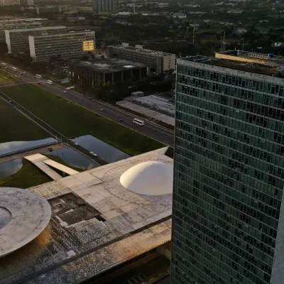 Vista aérea da Esplanada dos Ministérios em Brasília, localizada no Eixo Monumental, via que corta o Plano Piloto no sentido leste-oeste