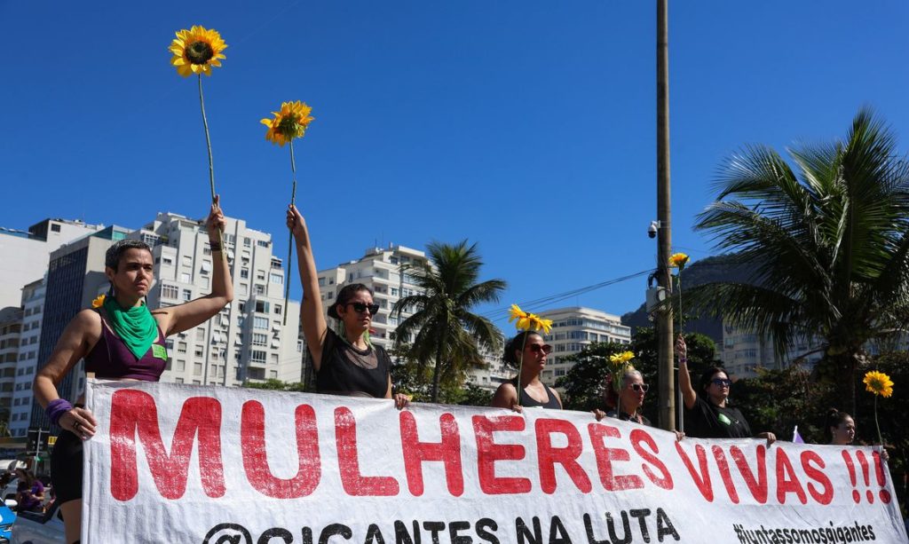 Rio de Janeiro (RJ), 29/07/2026 – O Levante Mulheres Vivas e movimentos sociais fazem manifestação em defesa do projeto de lei (PL 896/2023) que criminaliza a misoginia, na praia de Copacabana, na zona sul do Rio de Janeiro. Foto: Tomaz Silva/Agência Brasil