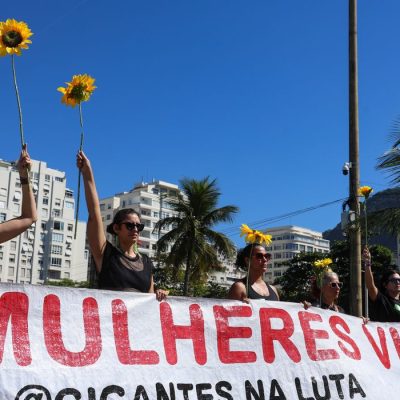 Rio de Janeiro (RJ), 29/07/2026 – O Levante Mulheres Vivas e movimentos sociais fazem manifestação em defesa do projeto de lei (PL 896/2023) que criminaliza a misoginia, na praia de Copacabana, na zona sul do Rio de Janeiro. Foto: Tomaz Silva/Agência Brasil