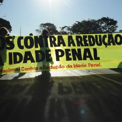 Ativistas, conselheiros tutelares, coletivos, fóruns e organizações da sociedade civil participam de caminhada contra a redução da maioridade penal, na Esplanada dos Ministérios (José Cruz/Agência Brasil)