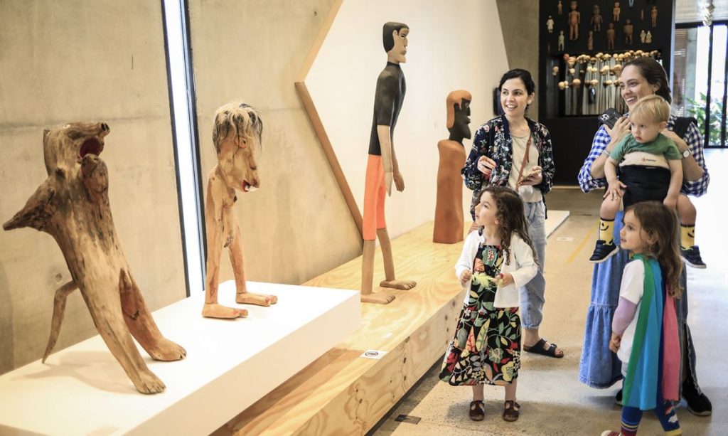 Rio de Janeiro (RJ), 28/08/2026 - Com homenagem ao Circo, o Museu do Pontal comemora um ano na nova sede, na Barra, com exposição e programação em outubro. Uma lona de circo instalada na Praça-Jardim recebeu profissionais deste maravilhoso universo nos dias 08 e 09 de outubro de 2022, no Festival “O Circo Chegou!”, com diversas atrações circenses e também a exposição com curadoria de Angela Mascelani e
Foto: Lucas Van de Beuque/Divulgação