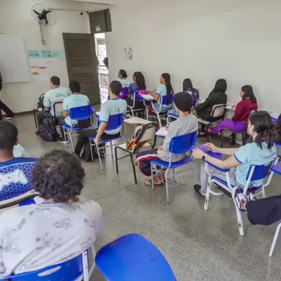 Brasília (DF), 25/06/2026 – Alunos do ensino médio do CED 16, na Ceilândia, aproveitam o segundo semestre letivo para intensificar a preparação em sala de aula visando o Exame Nacional do Ensino Médio (Enem), vestibulares, Programa de Avaliação Seriada (PAS/UnB) e outros processos seletivos de ingresso no ensino superior
Foto: Rafa Neddermeyer/Agência Brasil