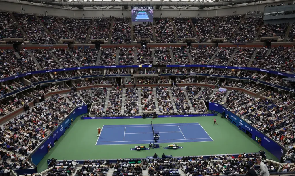 Vista da quadra durante final do US Open de 2025 entre Jannik Sinner e Carlos Alcaraz
7 de setembro de 2025 REUTERS/Shannon Stapleton
