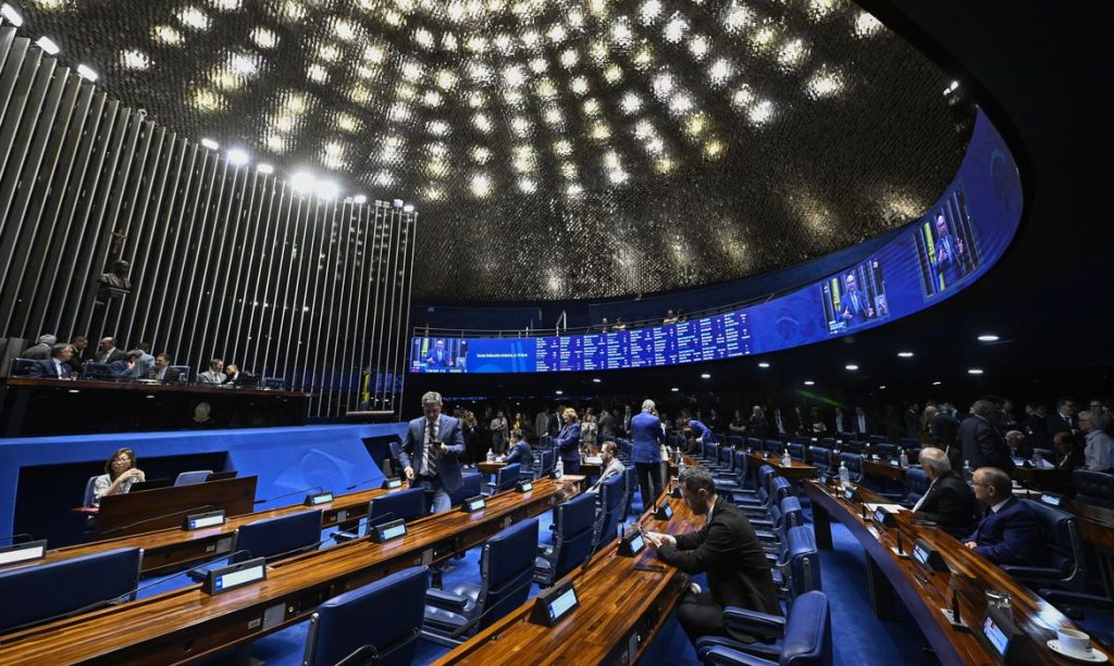 Plenário do Senado Federal durante sessão deliberativa ordinária. Ordem do dia.Na pauta, estão o PL 699/2023, que cria o Programa de Desenvolvimento da Indústria de Fertilizantes (Profert) e incentivos à produção nacional; o PL 429/2024, sobre custas judiciais na Justiça Federal; os PLs 1.872/2025 e 1.881/2025, que criam fundos para o MPU e a DPU; e o PL 3.289/2026, sobre leilões públicos para formação de estoques.Telão exibe, discurso, à tribuna, senador Sargento Reginauro (PSDB-CE).Mesa:
4º secretário da Mesa do Senado Federal,
senador Laércio Oliveira (PP-SE);
senador Cid Gomes (PSB-CE);
presidente do Senado Federal, senador Davi Alcolumbre (União-AP);
secretário-geral da Mesa do Senado Federal, Danilo Augusto Barboza de Aguiar.Foto: Carlos Moura/Agência Senado