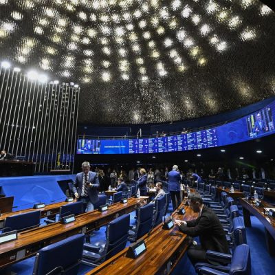 Plenário do Senado Federal durante sessão deliberativa ordinária. Ordem do dia.Na pauta, estão o PL 699/2023, que cria o Programa de Desenvolvimento da Indústria de Fertilizantes (Profert) e incentivos à produção nacional; o PL 429/2024, sobre custas judiciais na Justiça Federal; os PLs 1.872/2025 e 1.881/2025, que criam fundos para o MPU e a DPU; e o PL 3.289/2026, sobre leilões públicos para formação de estoques.Telão exibe, discurso, à tribuna, senador Sargento Reginauro (PSDB-CE).Mesa:
4º secretário da Mesa do Senado Federal,
senador Laércio Oliveira (PP-SE);
senador Cid Gomes (PSB-CE);
presidente do Senado Federal, senador Davi Alcolumbre (União-AP);
secretário-geral da Mesa do Senado Federal, Danilo Augusto Barboza de Aguiar.Foto: Carlos Moura/Agência Senado