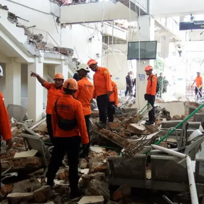 Indonésia - 15/07/2026 - Equipes de resgate trabalham nos escombros causados por forte terremoto neste sábado. Foto: REUTERS/Willy Kurniawan/Proibida Reprodução
