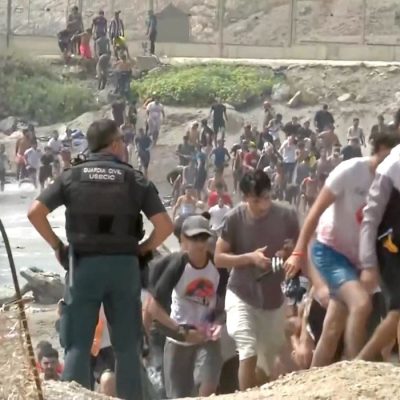 Migrantes caminham ao lado de um membro da Guarda Civil pós atravessarem a nado a fronteira de Ceuta, Espanha, vindos do lado marroquino
30 de julho de 2026
captura de tela obtida de um vídeo
Atlas/via Reuters TV/Divulgação via REUTERS