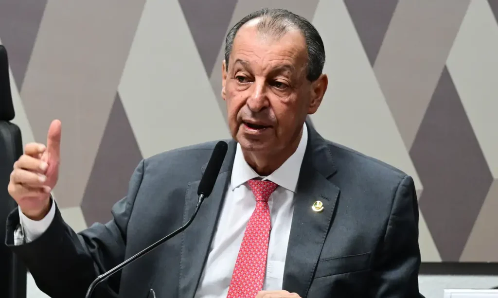 Comissão de Constituição, Justiça e Cidadania (CCJ) realiza reunião para analisar a PEC do fim da escala 6x1. A Proposta de Emenda à Constituição 221/2019 prevê dois dias de repouso semanal remunerado e reduz a carga horária máxima de trabalho semanal de 44 para 40 horas, sem redução de salário. Ainda na pauta, a votação da PEC 18/2025, a chamada “PEC da Segurança Pública”, que prevê integração dos órgãos de segurança pública e mais recursos para o setor.À mesa, em pronunciamento, relator da PEC 221/2019, senador Omar Aziz (PSD-AM).Foto: Geraldo Magela/Agência Senado