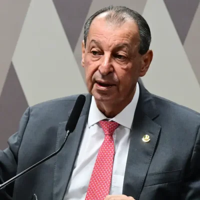 Comissão de Constituição, Justiça e Cidadania (CCJ) realiza reunião para analisar a PEC do fim da escala 6x1. A Proposta de Emenda à Constituição 221/2019 prevê dois dias de repouso semanal remunerado e reduz a carga horária máxima de trabalho semanal de 44 para 40 horas, sem redução de salário. Ainda na pauta, a votação da PEC 18/2025, a chamada “PEC da Segurança Pública”, que prevê integração dos órgãos de segurança pública e mais recursos para o setor.À mesa, em pronunciamento, relator da PEC 221/2019, senador Omar Aziz (PSD-AM).Foto: Geraldo Magela/Agência Senado