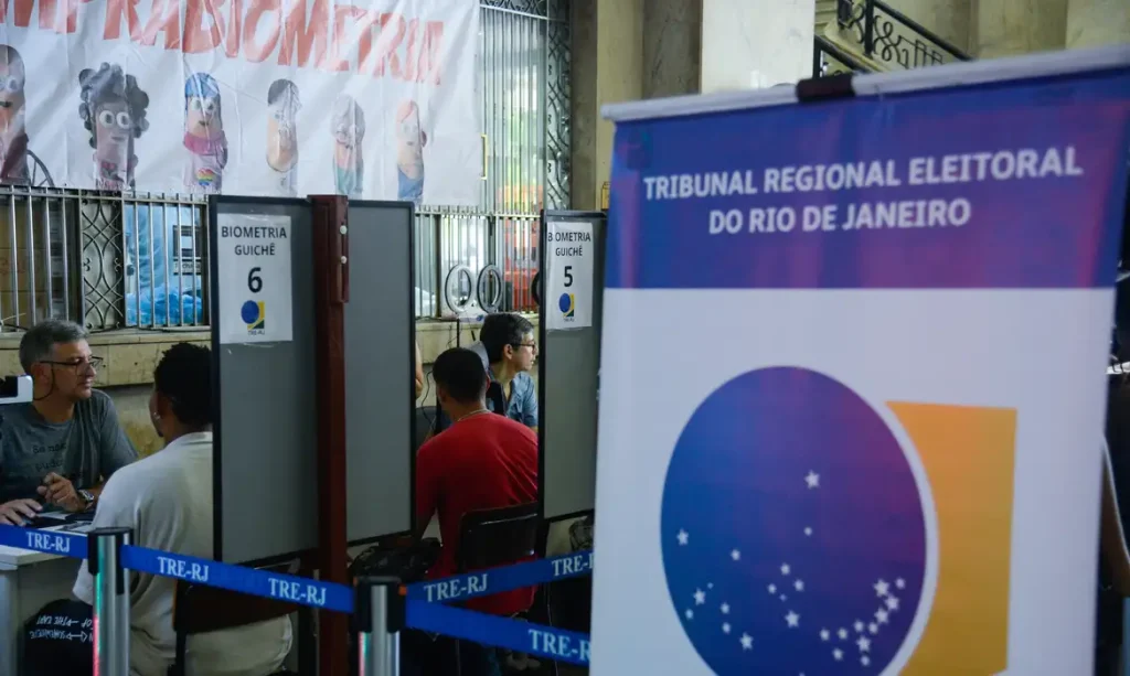 Rio de Janeiro (RJ), 27/02/2024 –  Tribunal Regional Eleitoral do Rio de Janeiro (TRE-RJ) coleta dados biométricos de eleitores na Central do Brasil, no centro da capital fluminense. Foto: Tomaz Silva/Agência Brasil