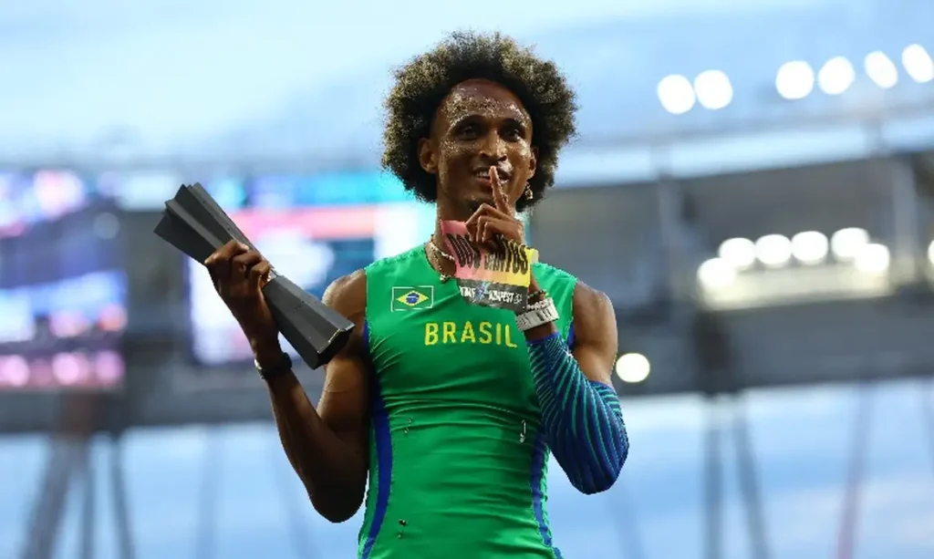 Alison dos Santos comemora após vencer a final dos 400 metros com barreiro durante o Mundial de Atletismo Ultimate em Budapeste
13 de setembro de 2026 REUTERS/Bernadett Szabo