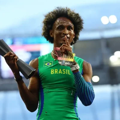 Alison dos Santos comemora após vencer a final dos 400 metros com barreiro durante o Mundial de Atletismo Ultimate em Budapeste
13 de setembro de 2026 REUTERS/Bernadett Szabo