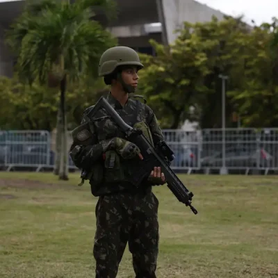 Rio de Janeiro (RJ), 03/07/2025 – Militares das Forças Armadas reforçam a segurança no entorno do Museu de Arte Moderna (MAM), onde acontece a Cúpula do Brics. Foto: Fernando Frazão/Agência Brasil