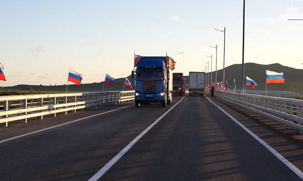 Caminhões circulam por uma estrada durante a cerimônia de inauguração da primeira ponte rodoviária entre a Rússia e a Coreia do Norte, sobre o rio Tumen — conhecido localmente como Tumannaya —, na fronteira com a Coreia do Norte, na região de Primorsky, na Rússia, em 7 de setembro de 2026, nesta imagem estática extraída de um vídeo
Governo da Rússia/Divulgação via REUTERS