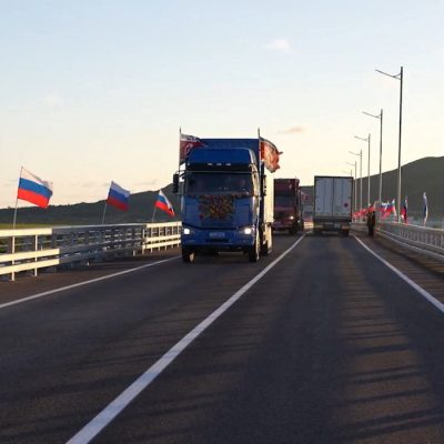 Caminhões circulam por uma estrada durante a cerimônia de inauguração da primeira ponte rodoviária entre a Rússia e a Coreia do Norte, sobre o rio Tumen — conhecido localmente como Tumannaya —, na fronteira com a Coreia do Norte, na região de Primorsky, na Rússia, em 7 de setembro de 2026, nesta imagem estática extraída de um vídeo
Governo da Rússia/Divulgação via REUTERS