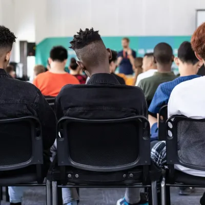 Alunos em sala de aula. Foto: Sam Balye/Unsplash