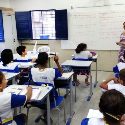 Recife – Alunos da Escola Municipal Abílio Gomes, na capital pernambucana, usam livros didáticos que podem ser proibidos pela Câmara de Vereadores (Sumaia Vilela / Agência Brasil)