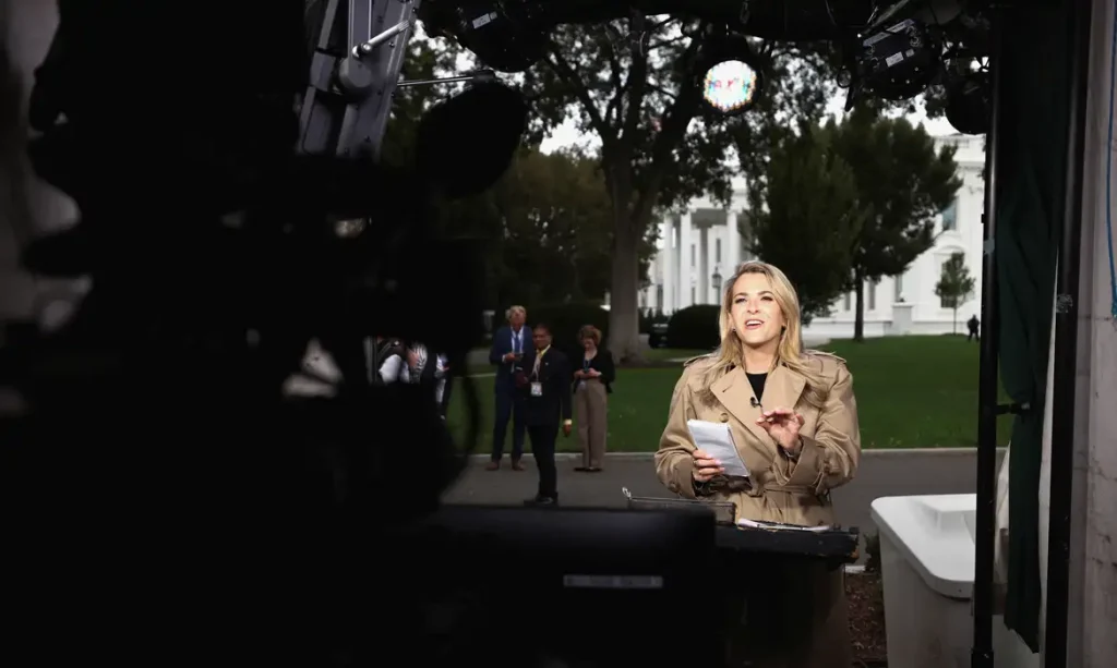 A correspondente da CNN, Betsy Klein, trabalha na Casa Branca após recuperar o acesso, em Washington, EUA
24 de setembro de 2026
REUTERS/Kevin Lamarque/Proibida Reprodução