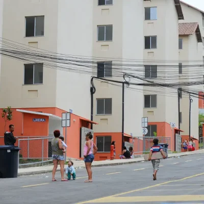 Condomínio do Programa Minha Casa, Minha Vida, em Guadalupe, zona norte do Rio, invadido na noite de domingo (9) com ajuda de criminosos armados. A Justiça determinou a reintegração de posse (Tomaz Silva/Agência Brasil)