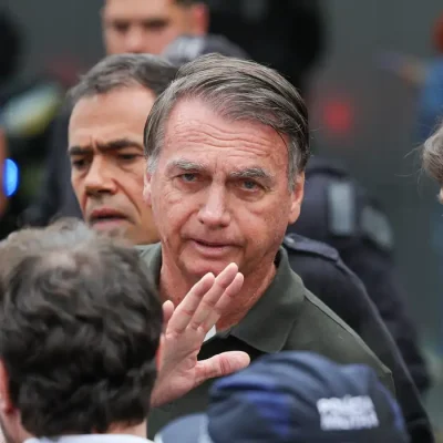 Brasília (DF) 14/09/2025 O ex-presidente Jair Bolsonaro, acompanhado de seu filho, Jair Renan, deixa hospital sob forte esquema de segurança, após passar por procedimentos. Foto: Fabio Rodrigues-Pozzebom/ Agência Brasil