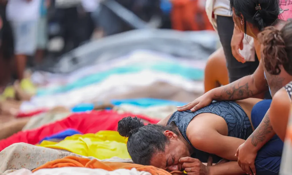 Rio de Janeiro (RJ), 22/12/2025 - Retrospectiva 2025 - Foto feita em 28/10/2025 - Dezenas de corpos são trazidos por moradores para a Praça São Lucas, na Penha, zona norte do Rio de Janeiro. Operação Contensçao.
Foto: Tomaz Silva /Agência Brasil
