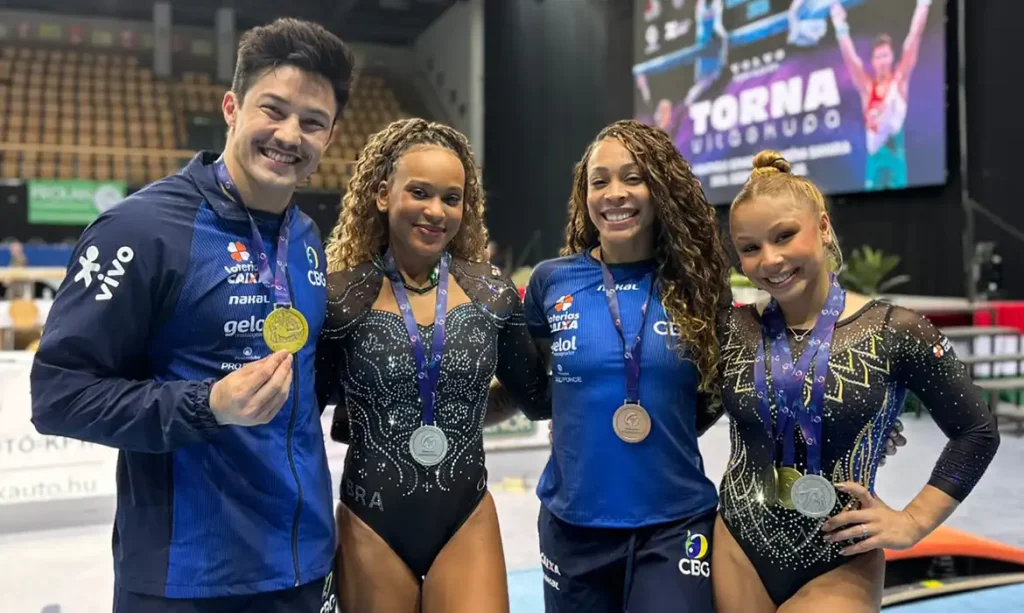 2026.09.20 – Copa do Mundo de Ginástica Artística – Szombathely, Hungria – O Brasil conquistou cinco medalhas no último dia de finais da competição. Flávia Saraiva foi ouro na trave e prata no solo; Arthur Nory conquistou o ouro na barra fixa; Rebeca Andrade ficou com a prata na trave; e Lorrane Oliveira levou o bronze no solo.. Foto: CBG/Divulgação