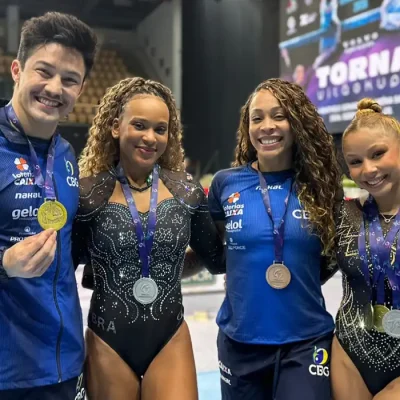 2026.09.20 – Copa do Mundo de Ginástica Artística – Szombathely, Hungria – O Brasil conquistou cinco medalhas no último dia de finais da competição. Flávia Saraiva foi ouro na trave e prata no solo; Arthur Nory conquistou o ouro na barra fixa; Rebeca Andrade ficou com a prata na trave; e Lorrane Oliveira levou o bronze no solo.. Foto: CBG/Divulgação
