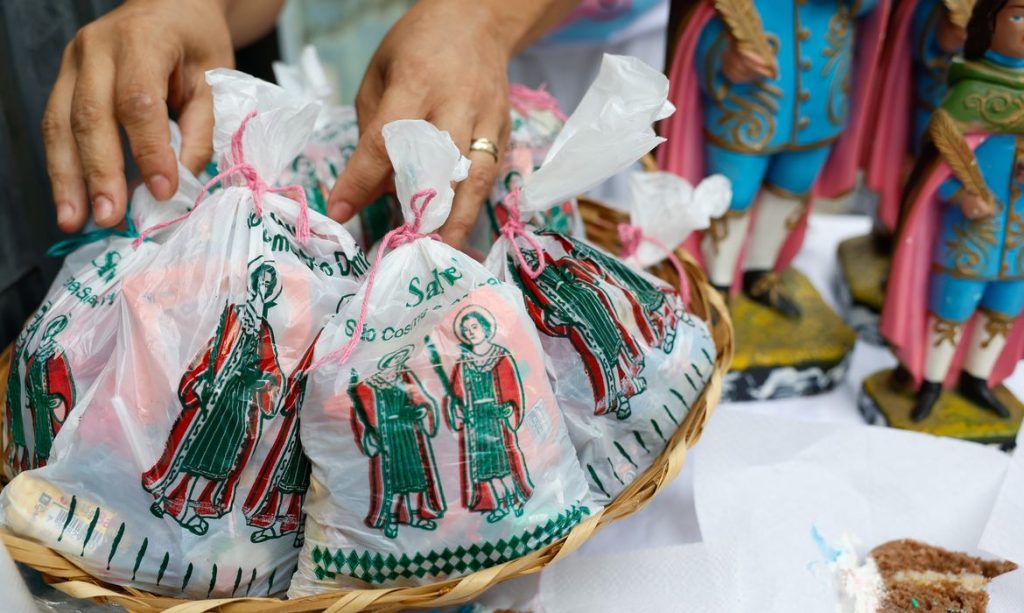 Rio de Janeiro (RJ), 27/09/2026 – Distribuição de doces em celebração pelo Dia de Cosme e Damião no Terreiro de Umbanda São Cosme e São Damião, em Vila Isabel.  Foto: Fernando Frazão/Agência Brasil