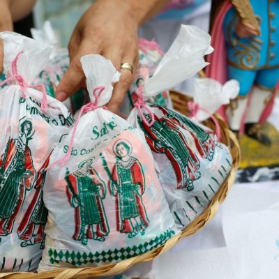 Rio de Janeiro (RJ), 27/09/2026 – Distribuição de doces em celebração pelo Dia de Cosme e Damião no Terreiro de Umbanda São Cosme e São Damião, em Vila Isabel. Foto: Fernando Frazão/Agência Brasil