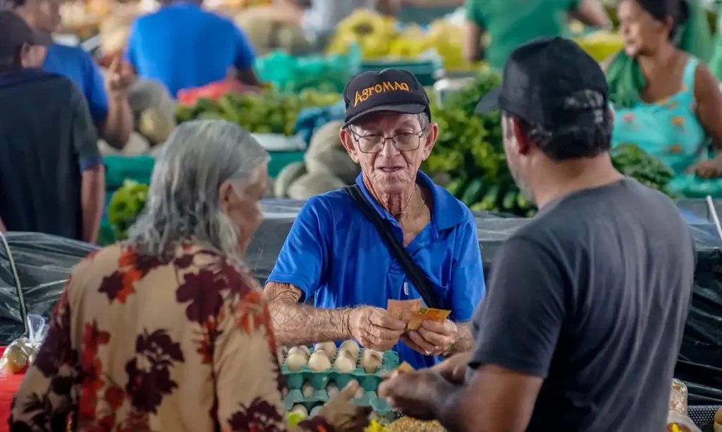 12/05/2026 - Santarém- O Mercado 2000 é um pilar histórico e econômico de Santarém, fundado para organizar o comércio que pulsava às margens do Rio Tapajós. Desde sua inauguração, ele se tornou o principal entreposto de abastecimento, conectando produtores rurais e ribeirinhos diretamente ao consumidor urbano. Sua importância é vital: movimenta milhões na economia local e sustenta centenas de famílias através da venda de peixes frescos, frutas regionais e artesanato. Mais que um centro comercial, é um símbolo da identidade santarena e da força do empreendedorismo amazônico.. Foto: Rafa Neddermeyer/Agência Brasil
