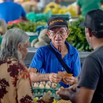 12/05/2026 - Santarém- O Mercado 2000 é um pilar histórico e econômico de Santarém, fundado para organizar o comércio que pulsava às margens do Rio Tapajós. Desde sua inauguração, ele se tornou o principal entreposto de abastecimento, conectando produtores rurais e ribeirinhos diretamente ao consumidor urbano. Sua importância é vital: movimenta milhões na economia local e sustenta centenas de famílias através da venda de peixes frescos, frutas regionais e artesanato. Mais que um centro comercial, é um símbolo da identidade santarena e da força do empreendedorismo amazônico.. Foto: Rafa Neddermeyer/Agência Brasil