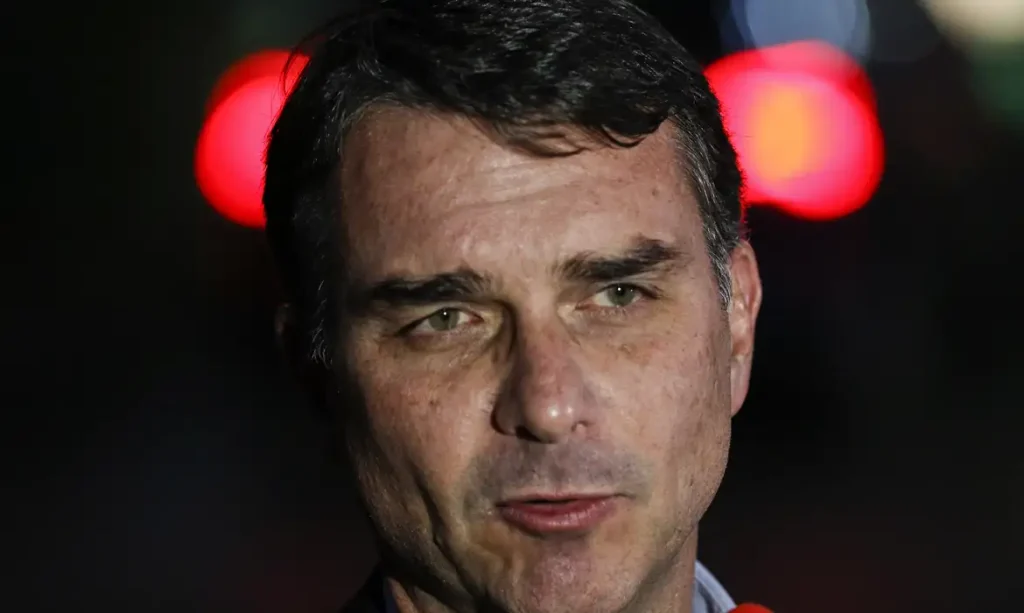 Brasília (DF), 11/09/2025 - O senador Flávio Bolsonaro, fala com jornalistas em frente do condomínio onde seu pai, ex presidente Jair Bolsonaro cumpri prisão domiciliar.
Foto: Bruno Peres/Agência Brasil