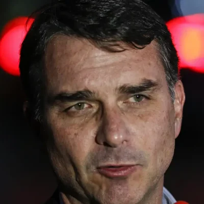 Brasília (DF), 11/09/2025 - O senador Flávio Bolsonaro, fala com jornalistas em frente do condomínio onde seu pai, ex presidente Jair Bolsonaro cumpri prisão domiciliar.
Foto: Bruno Peres/Agência Brasil
